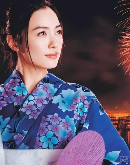 手撕小舞衣服视频素材